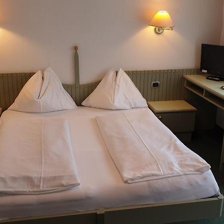 Hotel Schoenbrunn Merano Room photo